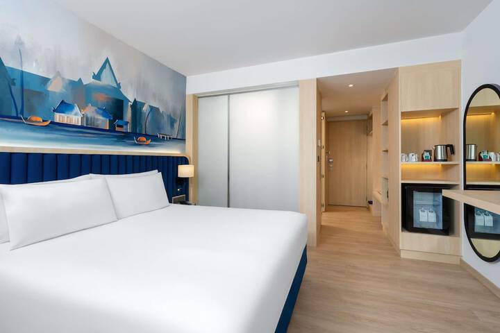 Room 12 of 87