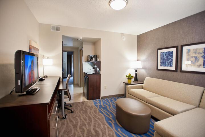1 Queen Bed (3 of 6)