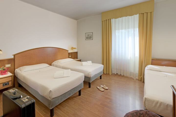 Room 6 of 33