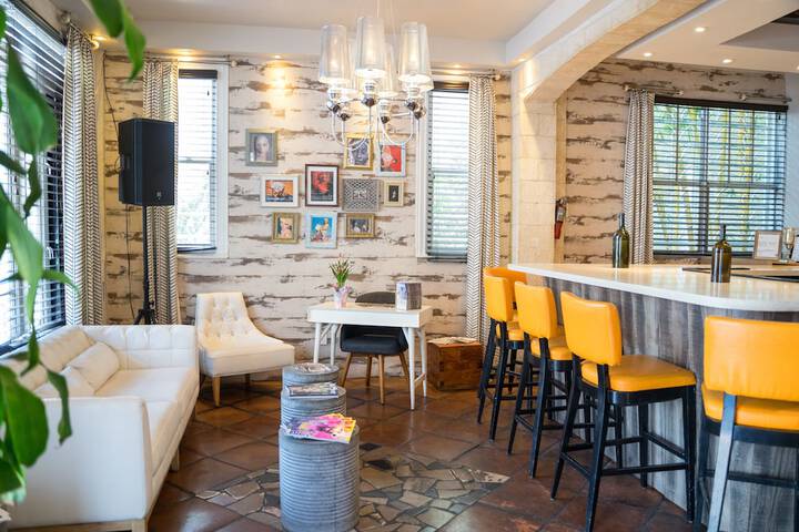 Lobby lounge