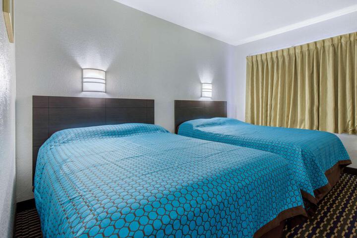 1 Queen Bed (9 of 13)