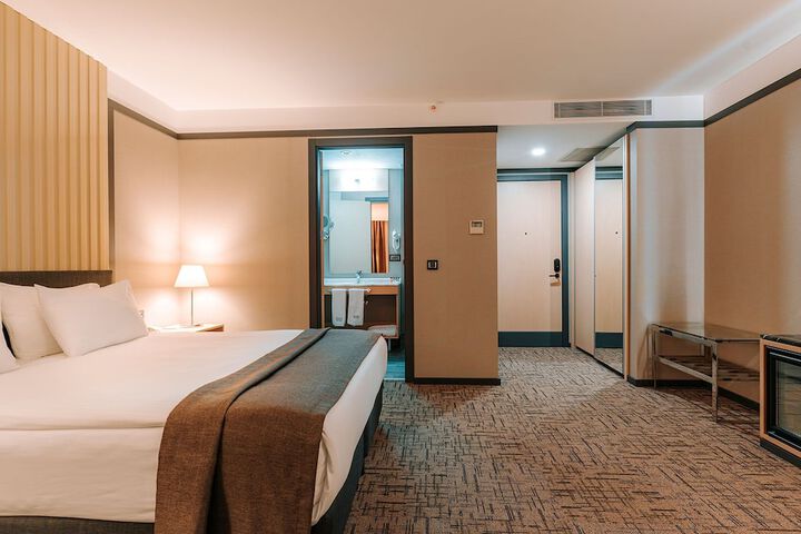 Room 13 of 34