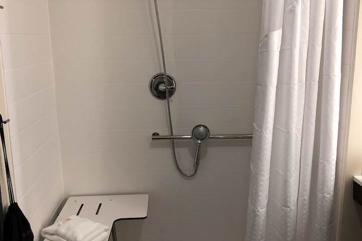 Standard King Bed Bathtub Accessible (28 of 34)