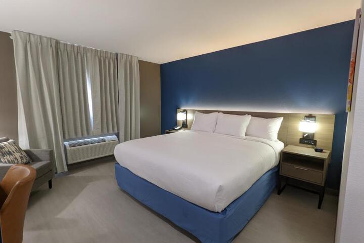 1 Queen Bed (1 of 14)