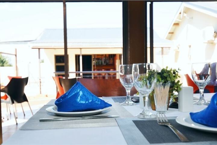Dining 18 of 48