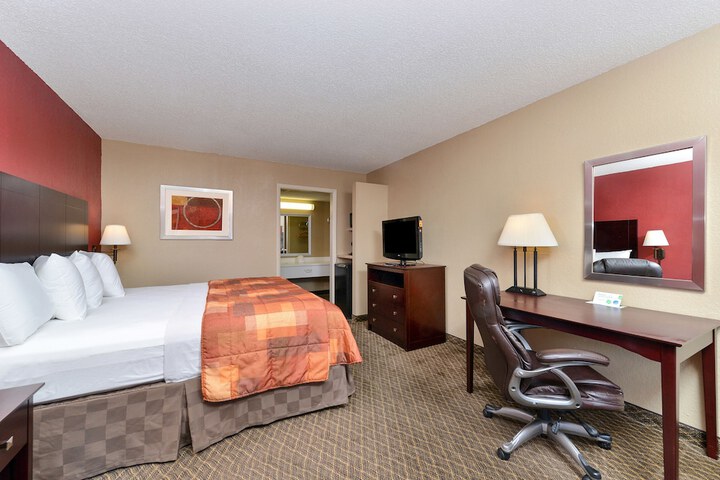 1 King Bed (3 of 4)