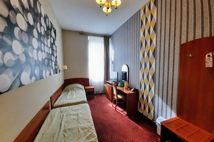 Room 6 of 33