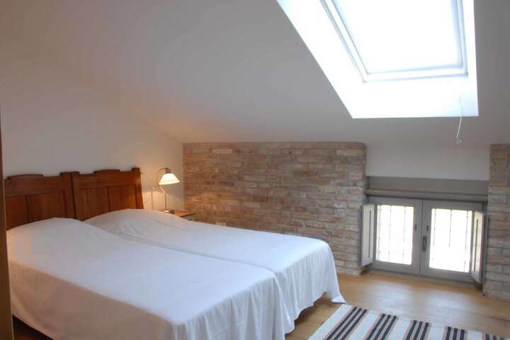 Room 4 of 42