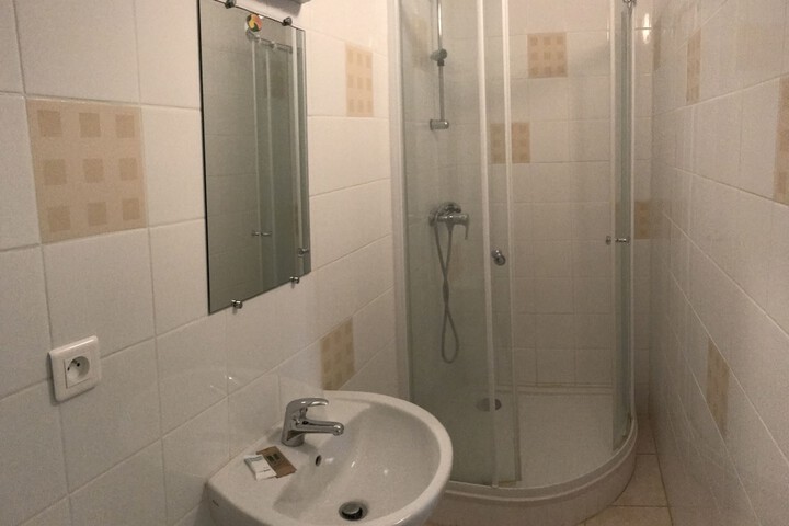 Room 16 of 80