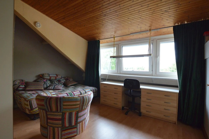 Room 6 of 18