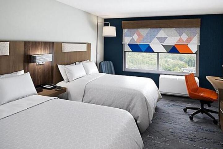 2 Queen Beds (5 of 6)