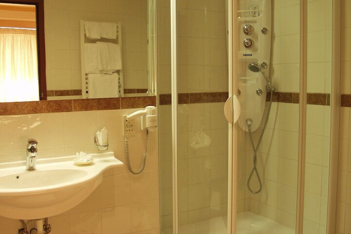Room 10 of 32
