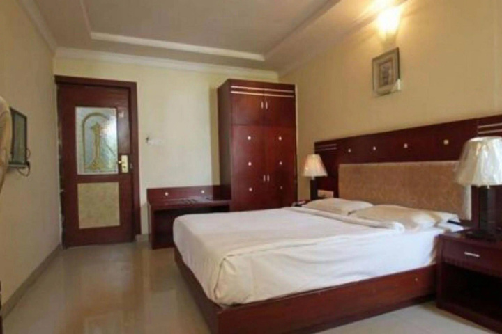 Room 4 of 12