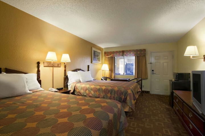 2 Queen Beds (3 of 7)