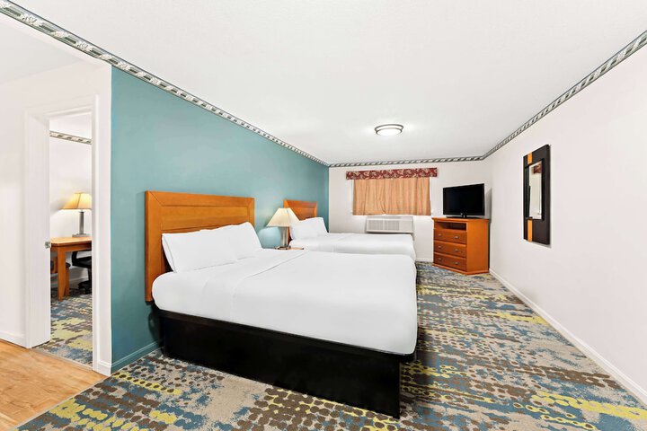 1 Queen Bed (11 of 13)