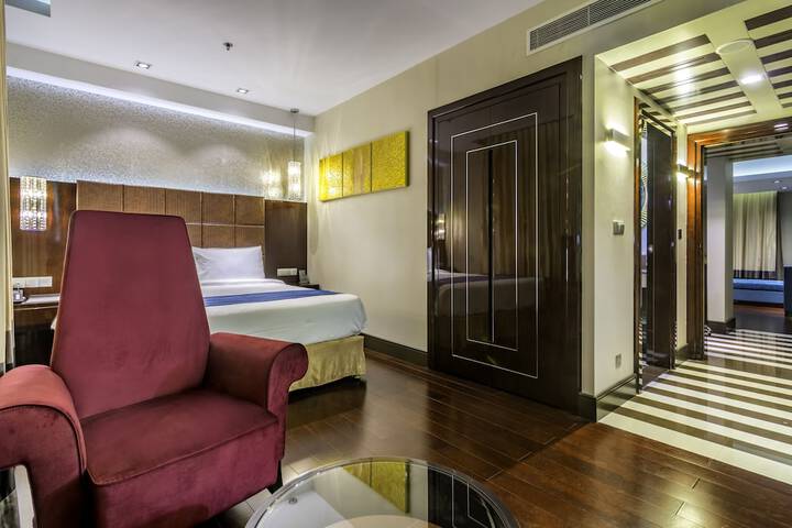 Room 9 of 35