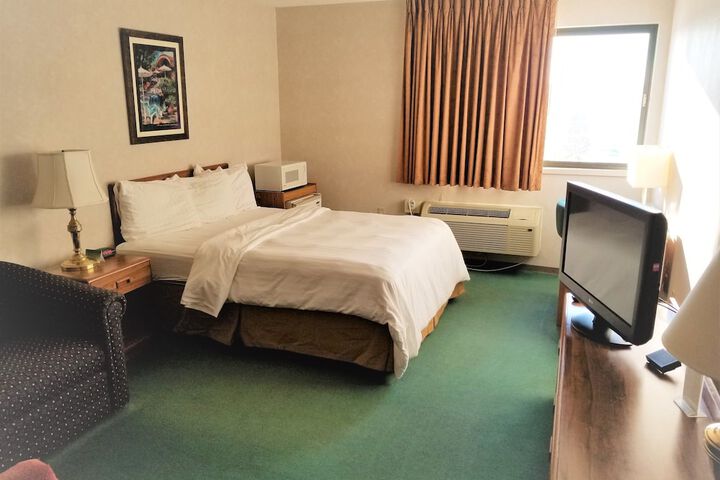 Deluxe Single Queen Bed Accessible (16 of 17)