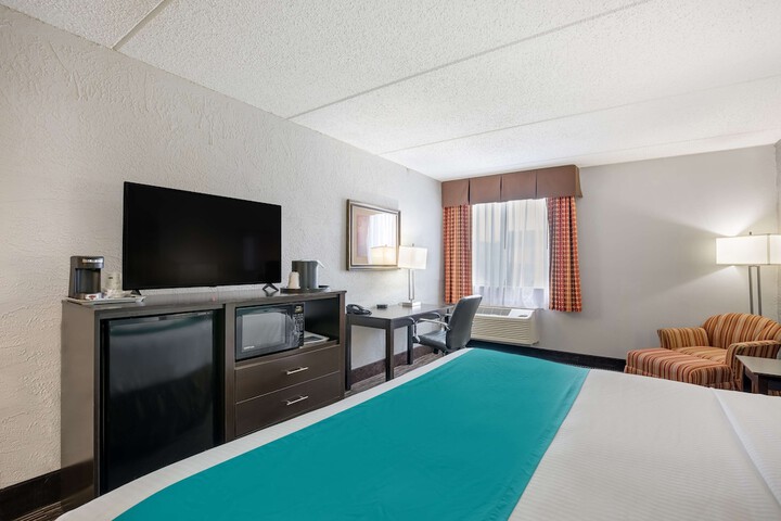 1 King Bed High Speed Internet Accessible Microwave, Refrigerator Full Breakfast (7 of 12)