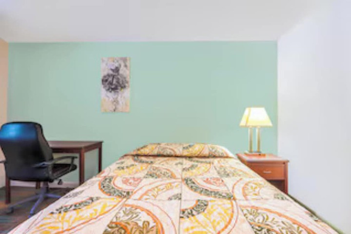 1 Queen Bed (4 of 4)