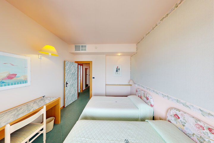 Room 11 of 26