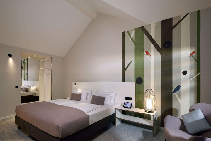 Room 8 of 80