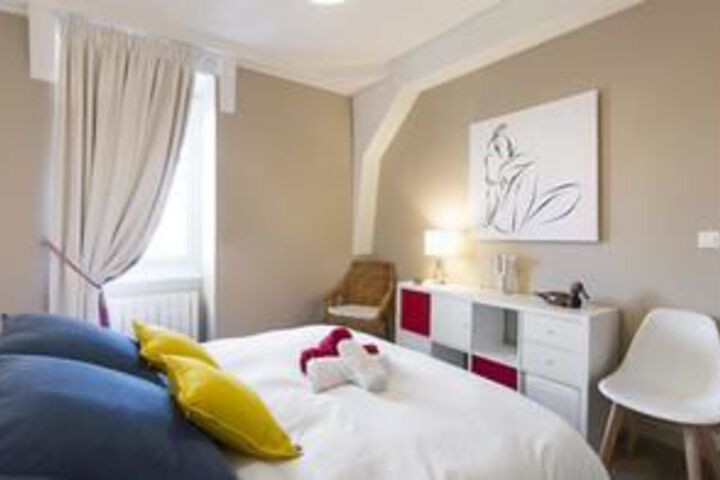 Room 5 of 12
