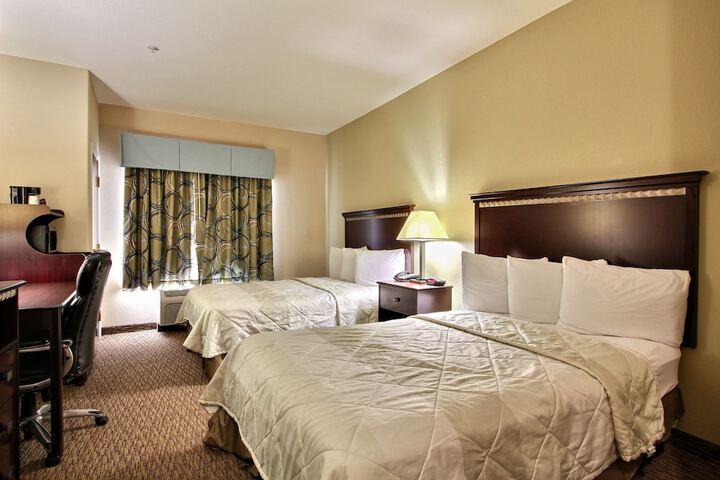 2 Double Beds (3 of 5)