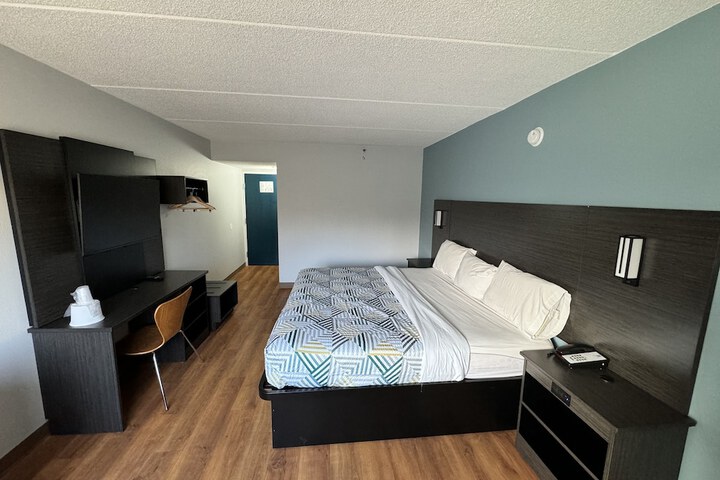 1 King Bed (2 of 18)