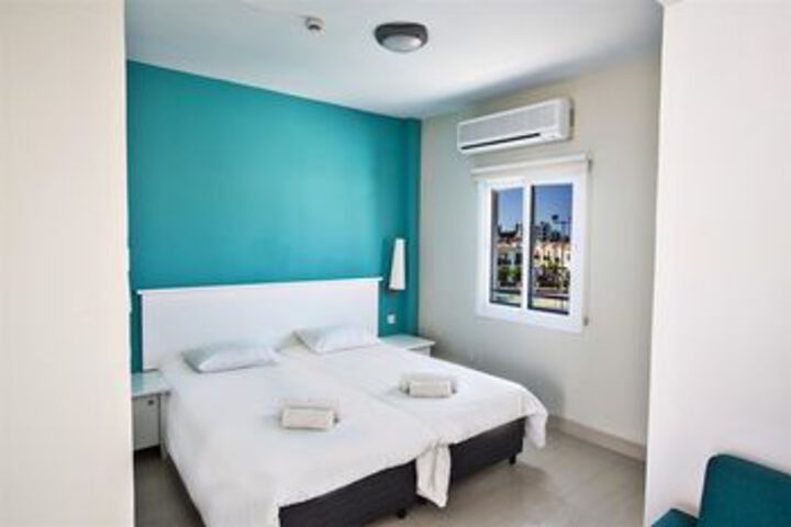 Room 10 of 18