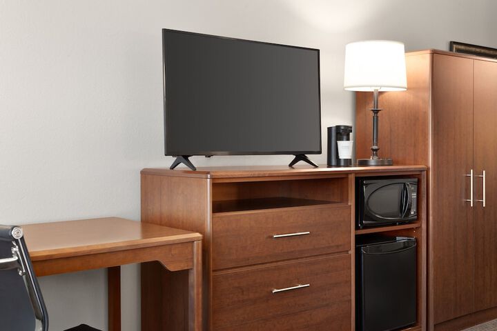 1 Queen Bed (12 of 20)