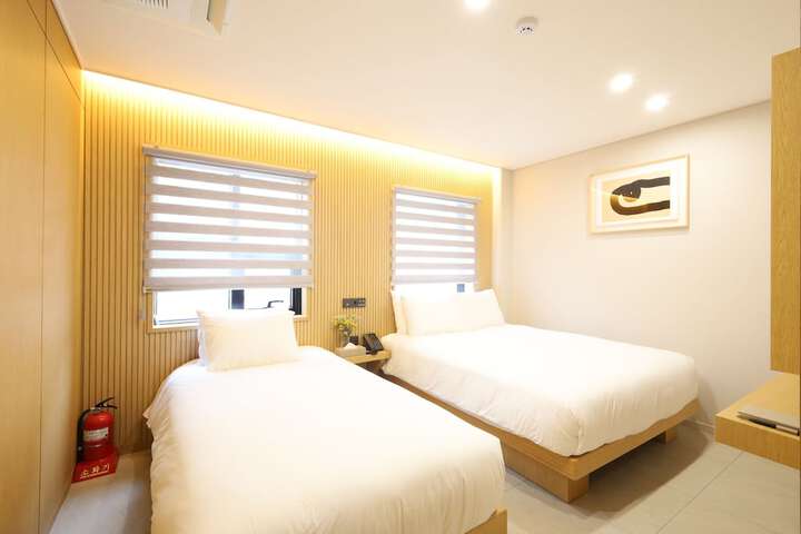 Room 32 of 75