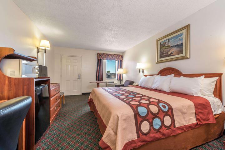 1 King Bed (3 of 8)