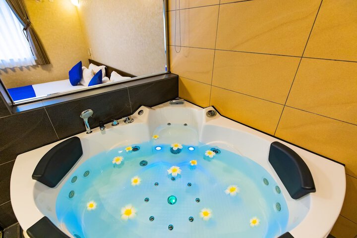 Deep soaking bathtub