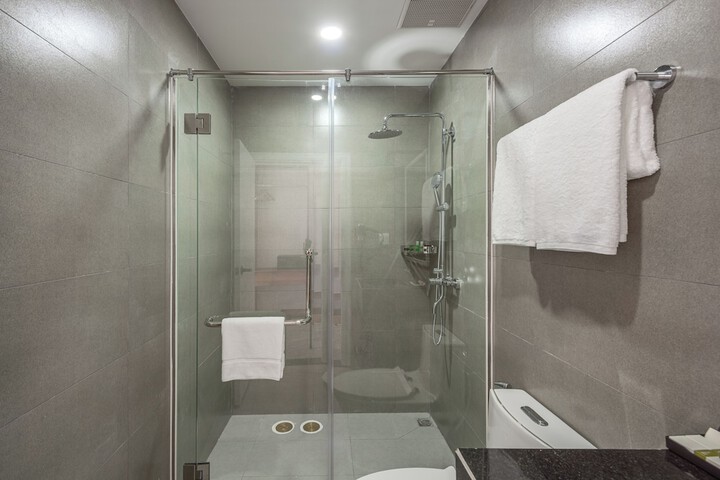 Room 11 of 18