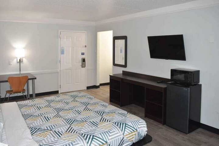 Deluxe King Room (8 of 10)
