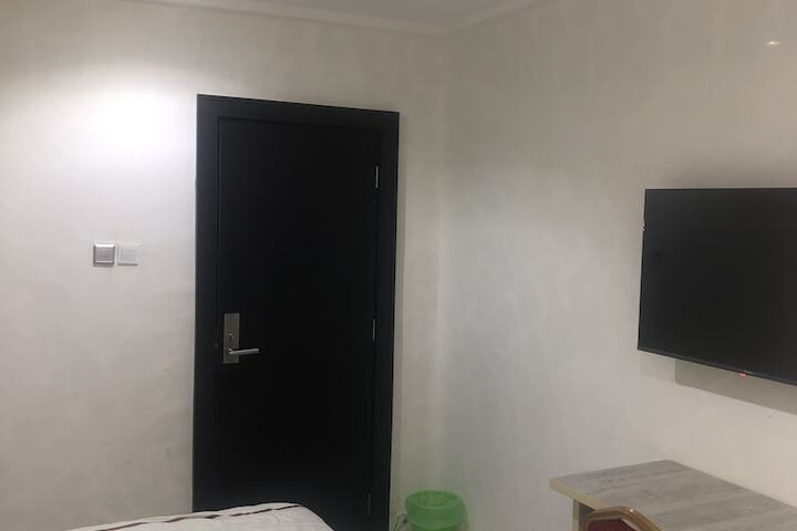 Room 9 of 27