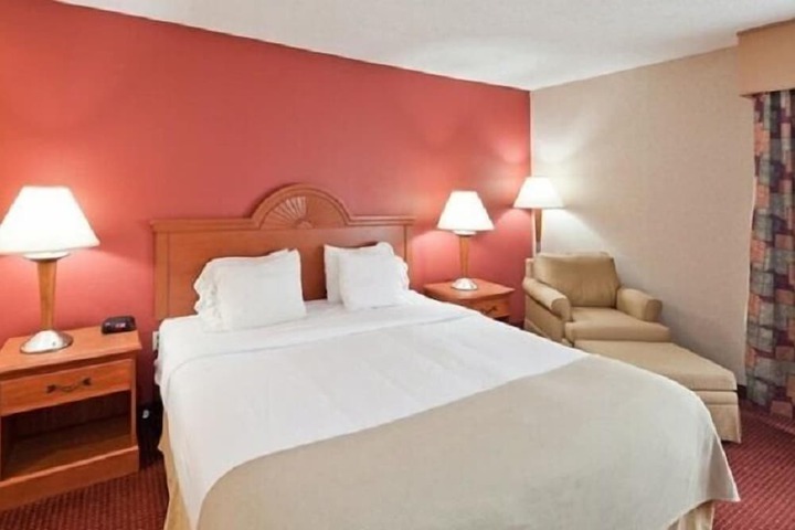1 King Bed (1 of 17)