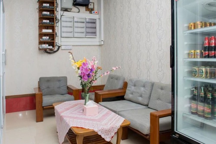 Lounge 17 of 26