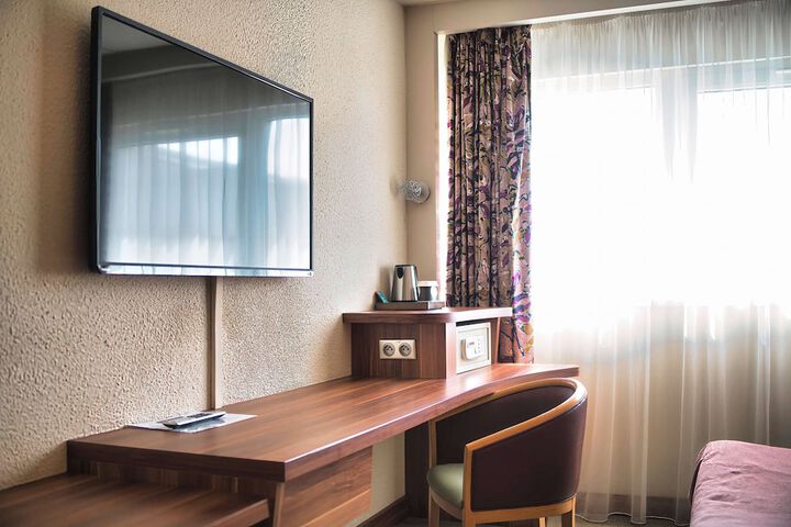 Room 33 of 176
