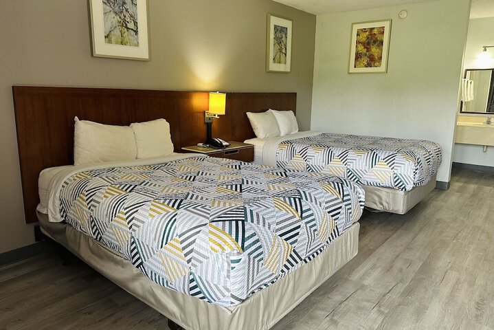 2 Queen Beds (1 of 4)