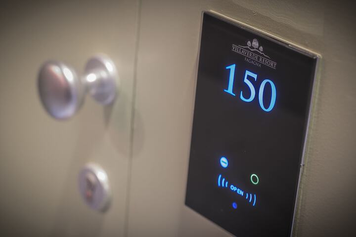 Room 9 of 39