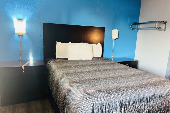 1 Queen Bed (4 of 25)