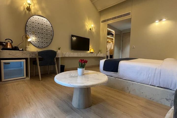 Room 8 of 16