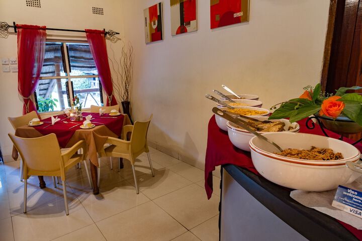 Dining 10 of 12