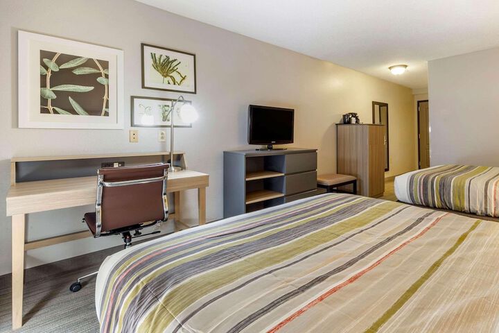 2 Queen Beds (5 of 10)