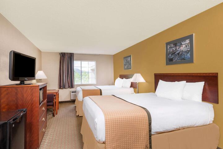 1 Queen Bed (6 of 9)
