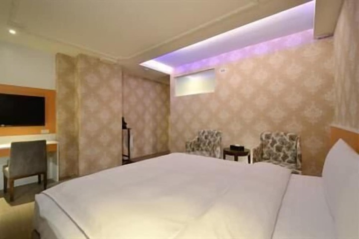 Room 8 of 28