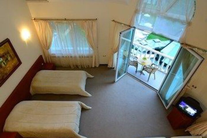 Room 8 of 28