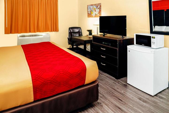 1 King Bed (5 of 7)