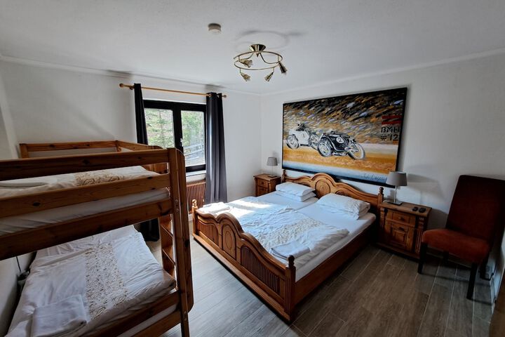 Room 25 of 77